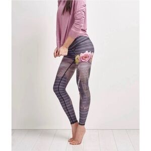 Teeki Women's ‘Love the Elephant’ Lotus Flower Leggings Hot Pants X-Small